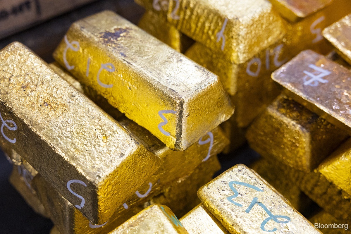 Gold drops more than 1% on US rate-hike bets