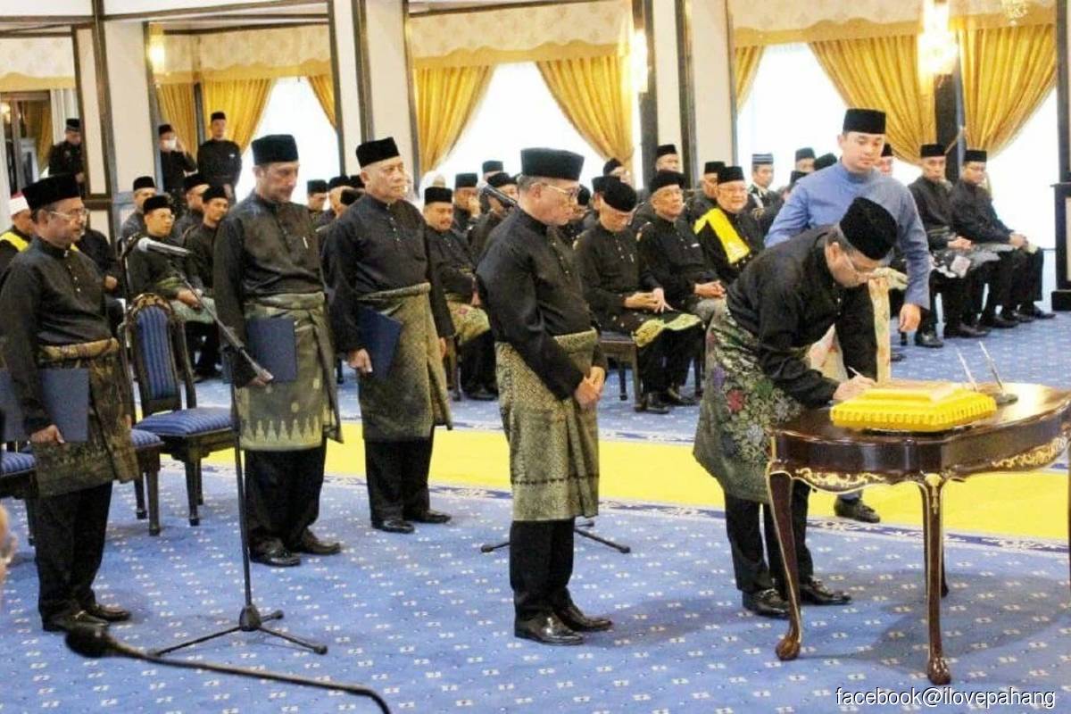 Eight BN assemblymen, two from PH sworn in as Pahang exco