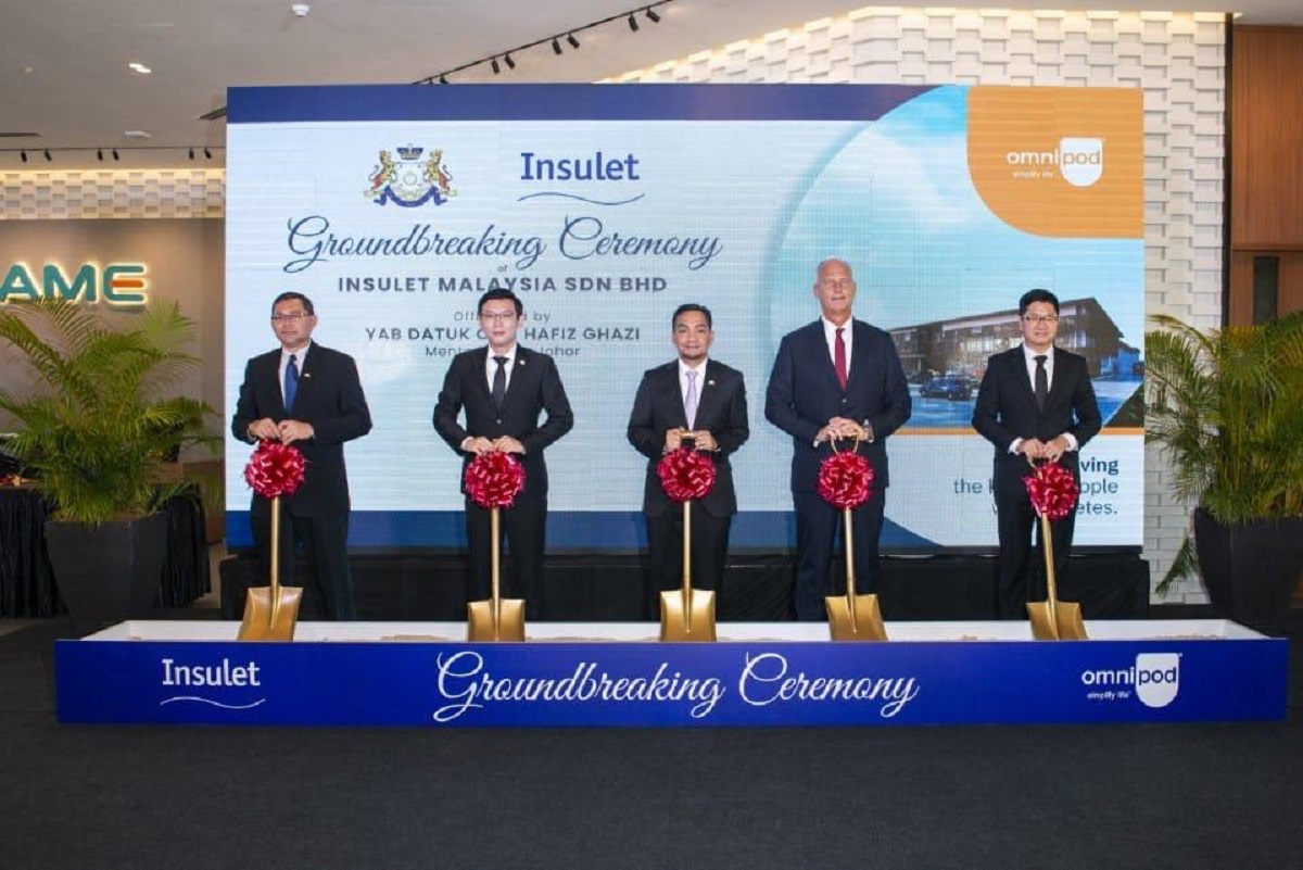 (From left) Kulai district officer Zainor Adani, Paloh assemblyman Lee Ting Han, Johor Menteri Besar Datuk Onn Hafiz Ghazi, Insulet Corp executive vice-president and chief operating officer Charles Alpuche, and Lee at the ground-breaking ceremony.