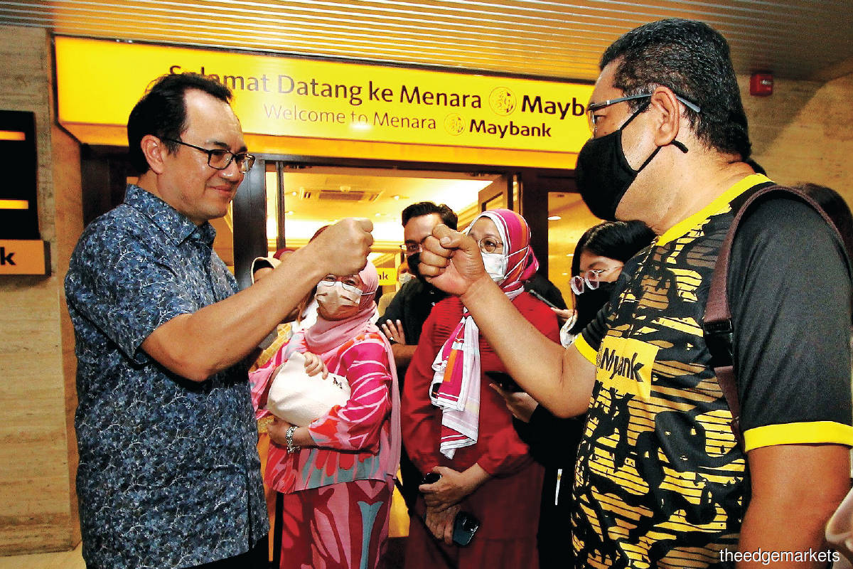 Staff bid Abdul Farid farewell as he clocks out for the last time as Maybank president and CEO  (Photo by Maybank)