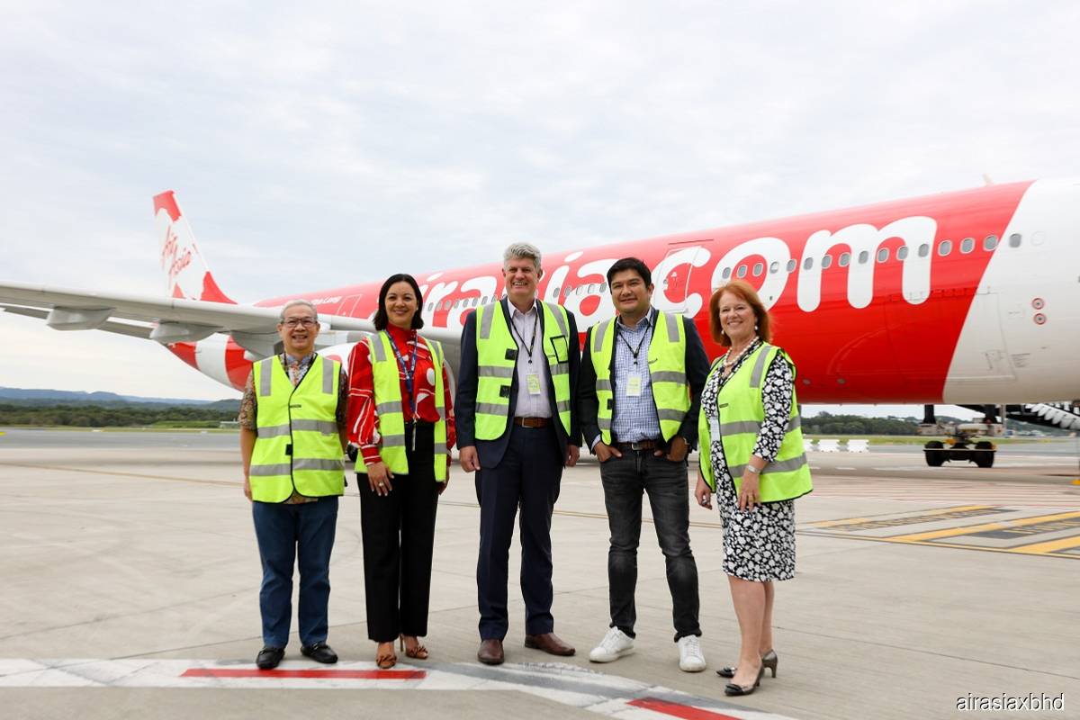 (From left): Datuk Fam Lee Ee, AirAsia X board of director; Amelia Evans, Queensland Airports Ltd CEO; Stirling Hinchliffe, Queensland Minister of Tourism, Innovation and Sport; Benyamin Ismail, AirAsia X CEO; and Karen Bolinger, Destination Gold Coast interim CEO at the Gold Coast Airport, celebrate the resumption of AirAsia X flights from Kuala Lumpur to Gold Coast on Saturday, April 1, 2023.