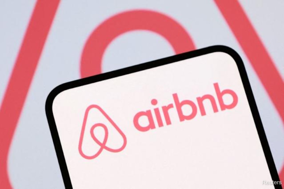 Airbnb forecasts revenue above estimates on premium rentals demand