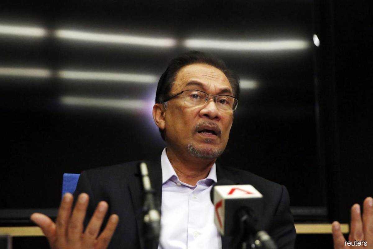 Opposition leader Anwar submits motion to debate Leissner's BNM claims