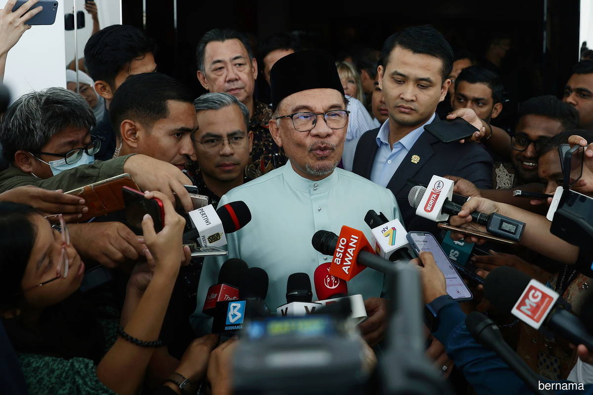 Anwar to Hadi: Stop your outdated, rigid narratives against unity govt