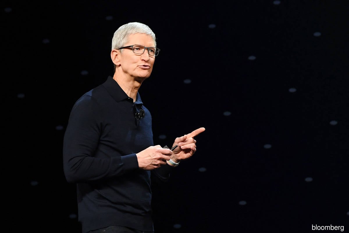 Apple CEO Cook stresses ties with China at Beijing event