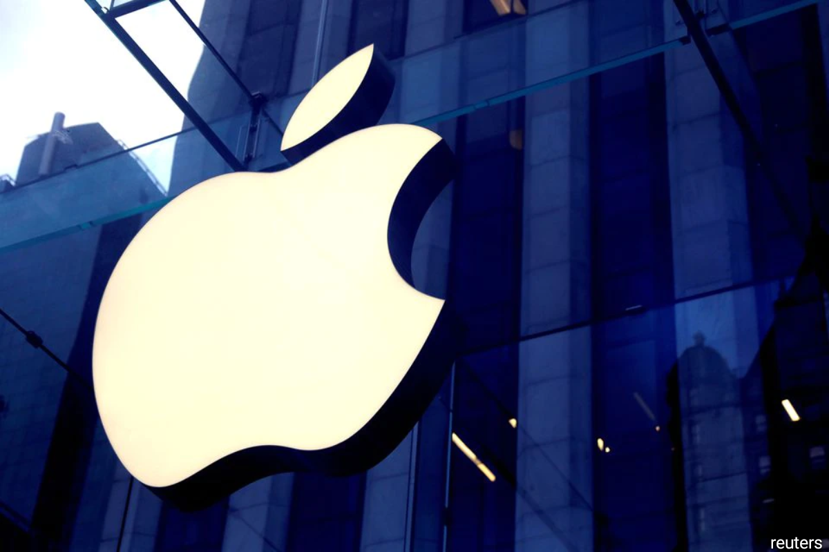 Apple becomes first company to hit US$3 trillion market value, then slips