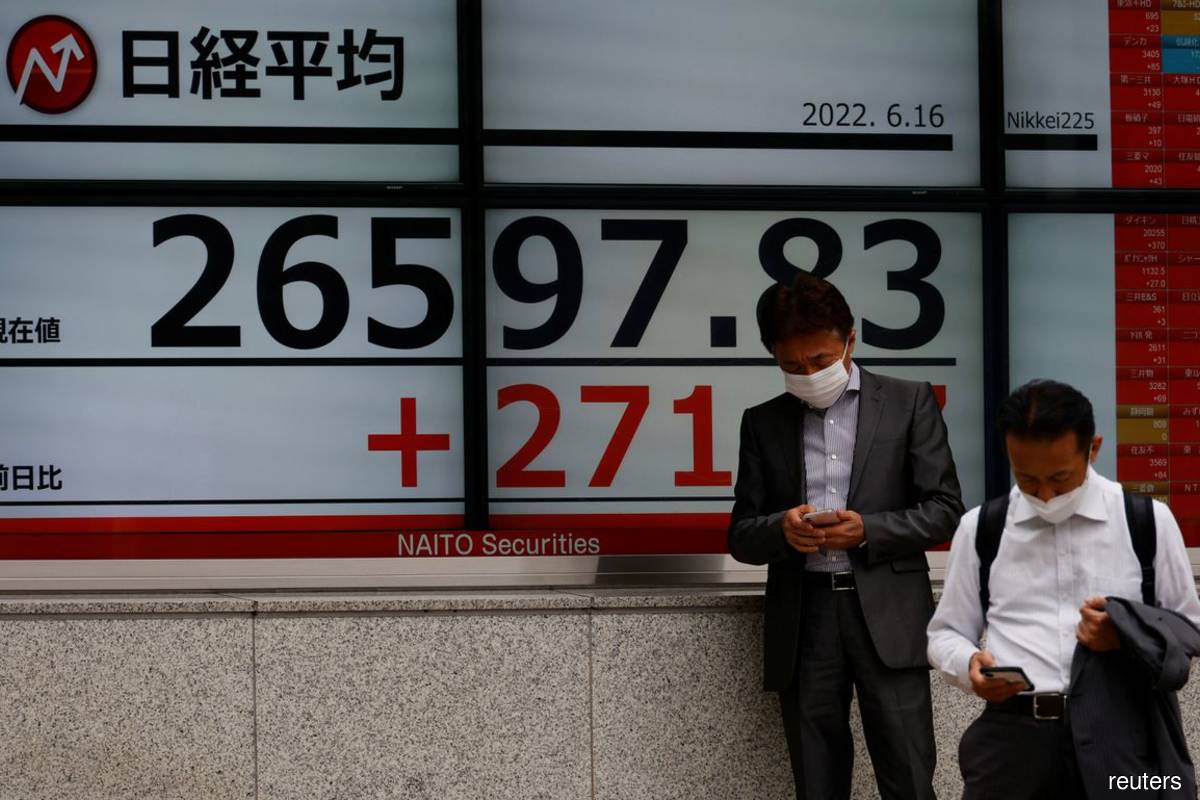 Asia stocks edge higher; growth, inflation fears check gains