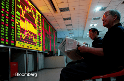 Asia_Stock-Checking_Bloomberg