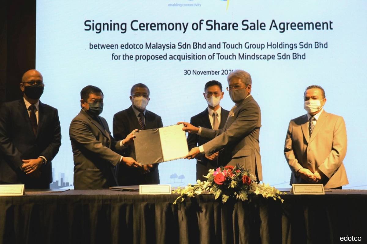 edotco Group CEO Adlan Tajudin (second from left) and Touch Group Director Y.M Tengku Dato’ Muhd Mazlan (second from right) showing the signed agreement, witnessed by edotco Malaysia Managing Director Wan Zainal Adileen (left), Axiata Managing Director/President & Group Chief Executive Officer Dato’ Izzaddin Idris (third from left), Touch Group Chairman Y.M Raja Dato’ Mufik Affandi (third from right) and Touch Group Managing Director Dato’ Azman Omar (right).