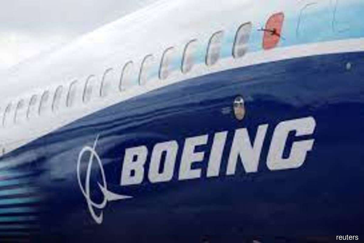 Boeing reports loss, but first positive free cash flow since 2018