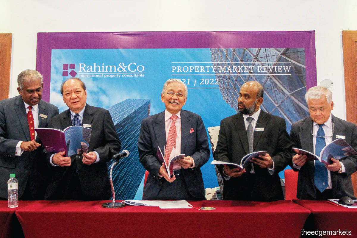 Executive chairman Tan Sri Abdul Rahim Abdul Rahman (centre), with (from left) Rahim & Co CEO of estate agency Siva Shanker, director of Petaling Jaya office Choy Yue Kwong, , Sulaiman and director Chee Kok Thim at the press conference that followed the launch of the Property Market Review 2021/2022 report (Photo by Shahril Basri/The Edge)