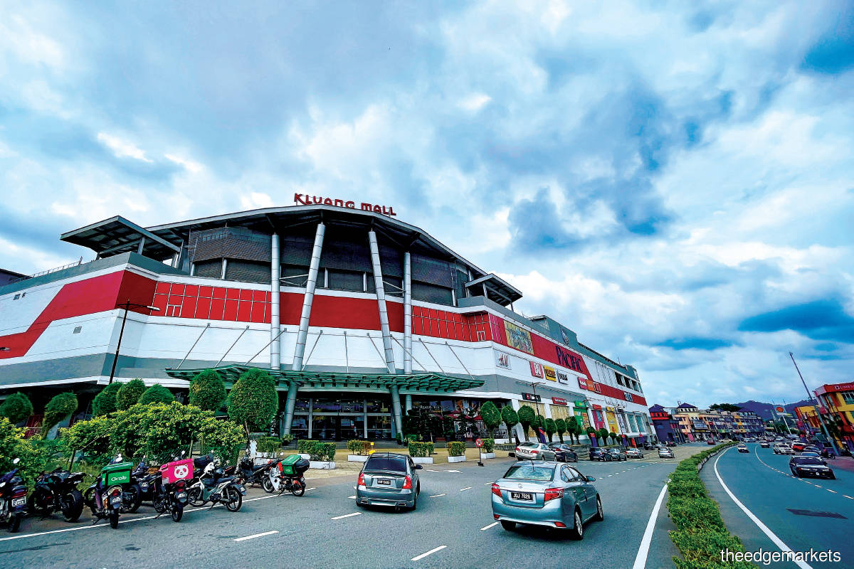 Sitting on 6.5 acres, Kluang Mall has a net lettable area of 360,467 sq ft and boasts international brands such as Uniqlo and H&M (Photo by Tenaga Nusantara)