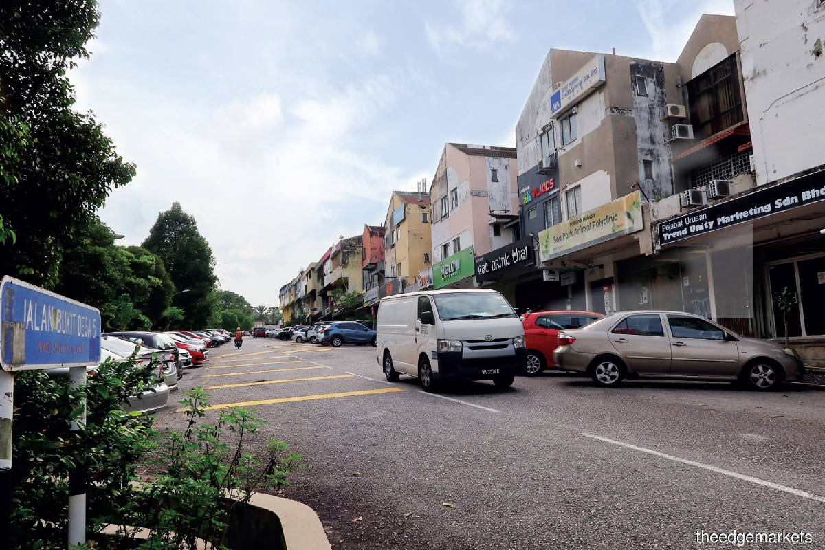 Due to the shops’ location and the limited number of units in Jalan Bukit Desa 5, the occupancy rate is healthy (Photo by Pictures By Zahid Izzani/The Edge)