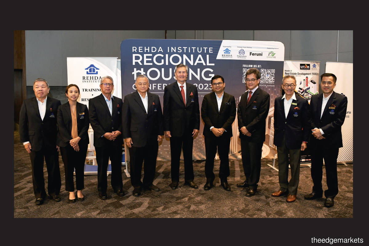 From left:  Rehda Malaysia national council member Allen Teh Lip Wei, Rehda Wilayah Persekutuan (KL) branch chairlady Ra Adrina Muztaza, Rehda Institute trustees Datuk Muztaza Mohamad and Tan Sri Teo Chiang Kok, Rehda Institute chairman Datuk Jeffrey Ng Tiong Lip, Local Government Development (KPKT) deputy minister Akmal Nasrullah Mohd Nasir, Rehda Malaysia president Datuk NK Tong, Rehda Institute trustee Datuk Seri Michael Yam Kong Choy and Rehda Malaysia exco member Datuk Tan Hon Lim