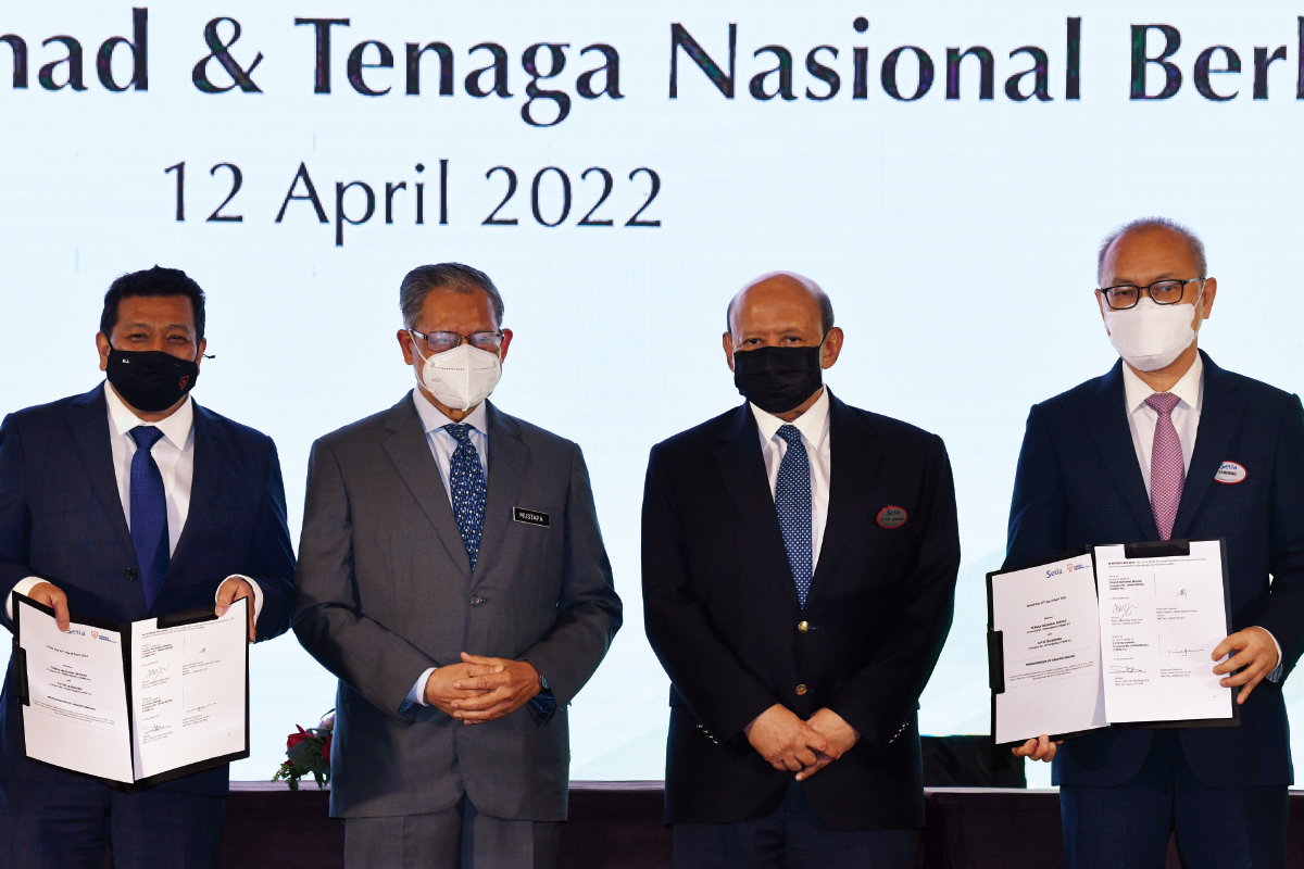 From left: Tenaga chief retail officer Datuk Megat Jalaluddin Megat Hassan, Minister in the Prime Minister’s Department (Economy) Datuk Seri Mustapa Mohamed,  S P Setia chairman Tan Sri Syed Anwar Jamalullail and Choong at the signing ceremony (Photo by Suhaimi Yusuf/The Edge)