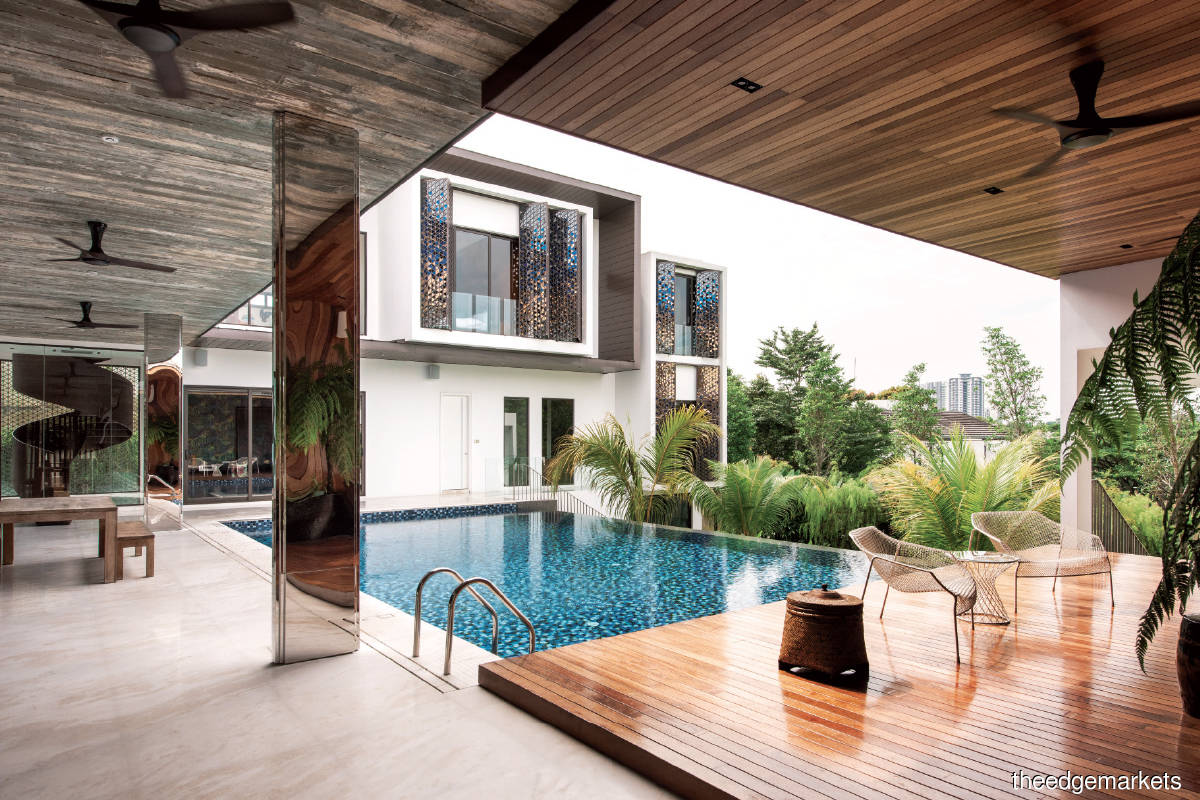 At the Ledang Heights home, the onyx marble flooring seamlessly connects the external areas with the enclosed living areas (Photo by S/Lab10)