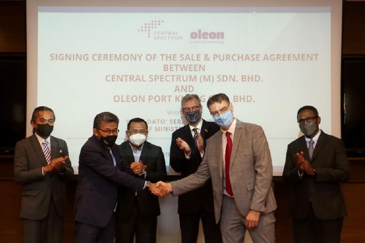 Signing ceremony of the sale and purchase agreement between Central Spectrum and Oleon Port Klang.