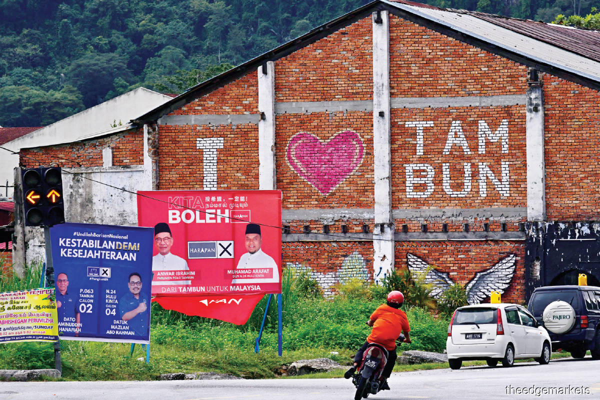 Despite being a political icon, the task of attracting Malay votes in Tambun does not come easy for Anwar,  who is not from the area. (Photo by Sam Fong/The Edge)