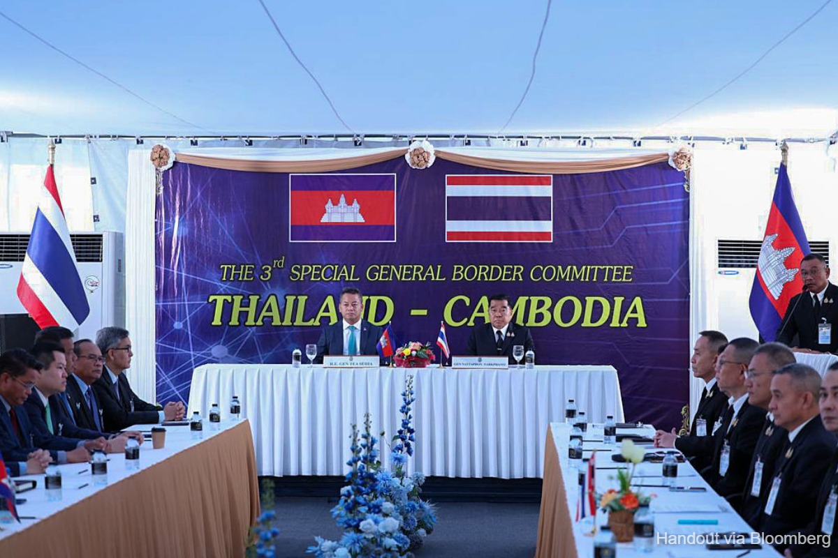 China swipes at Trump in move to be Thai-Cambodia peacemaker