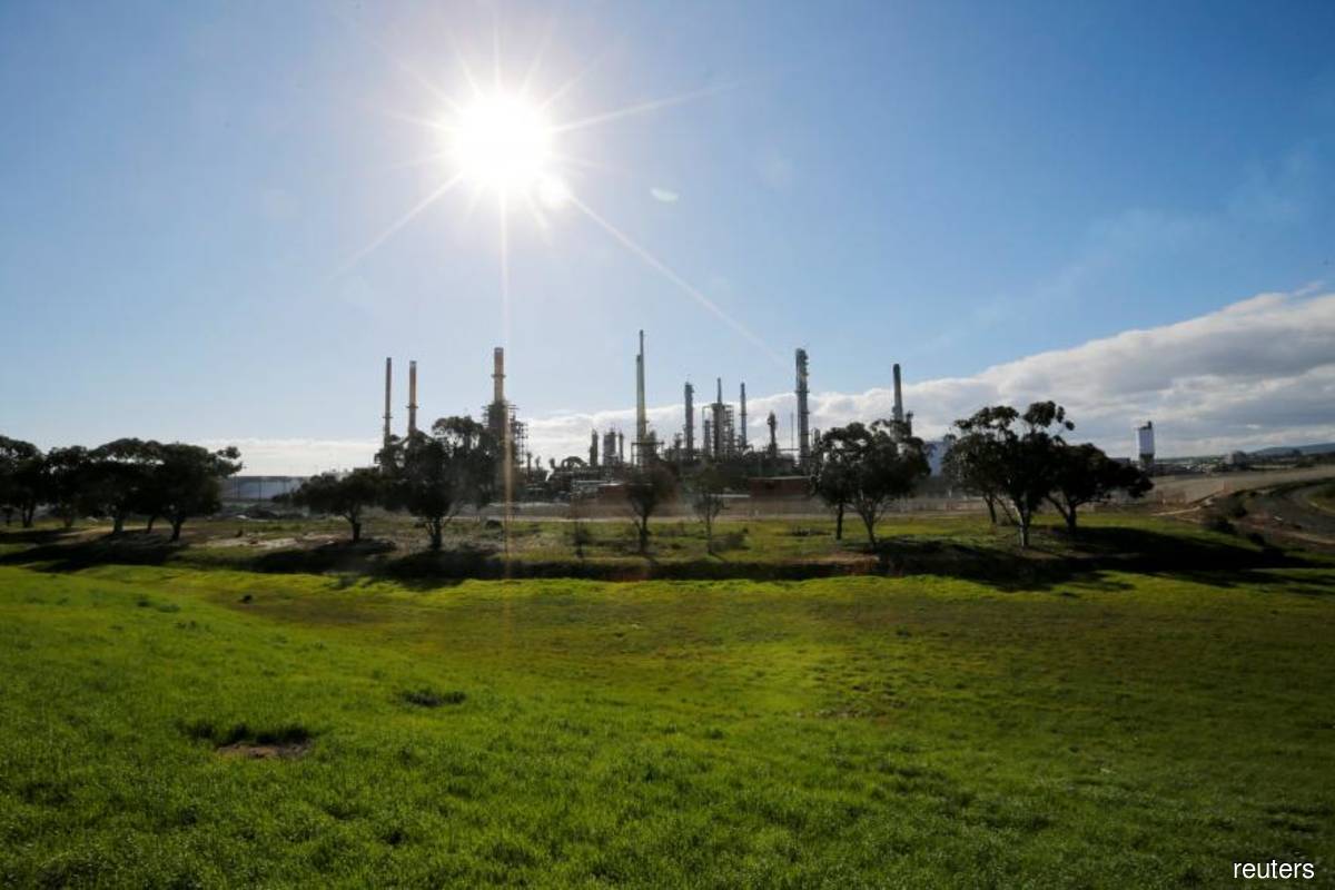 Exxon, Chevron post blowout earnings; oil majors bet on buy-backs