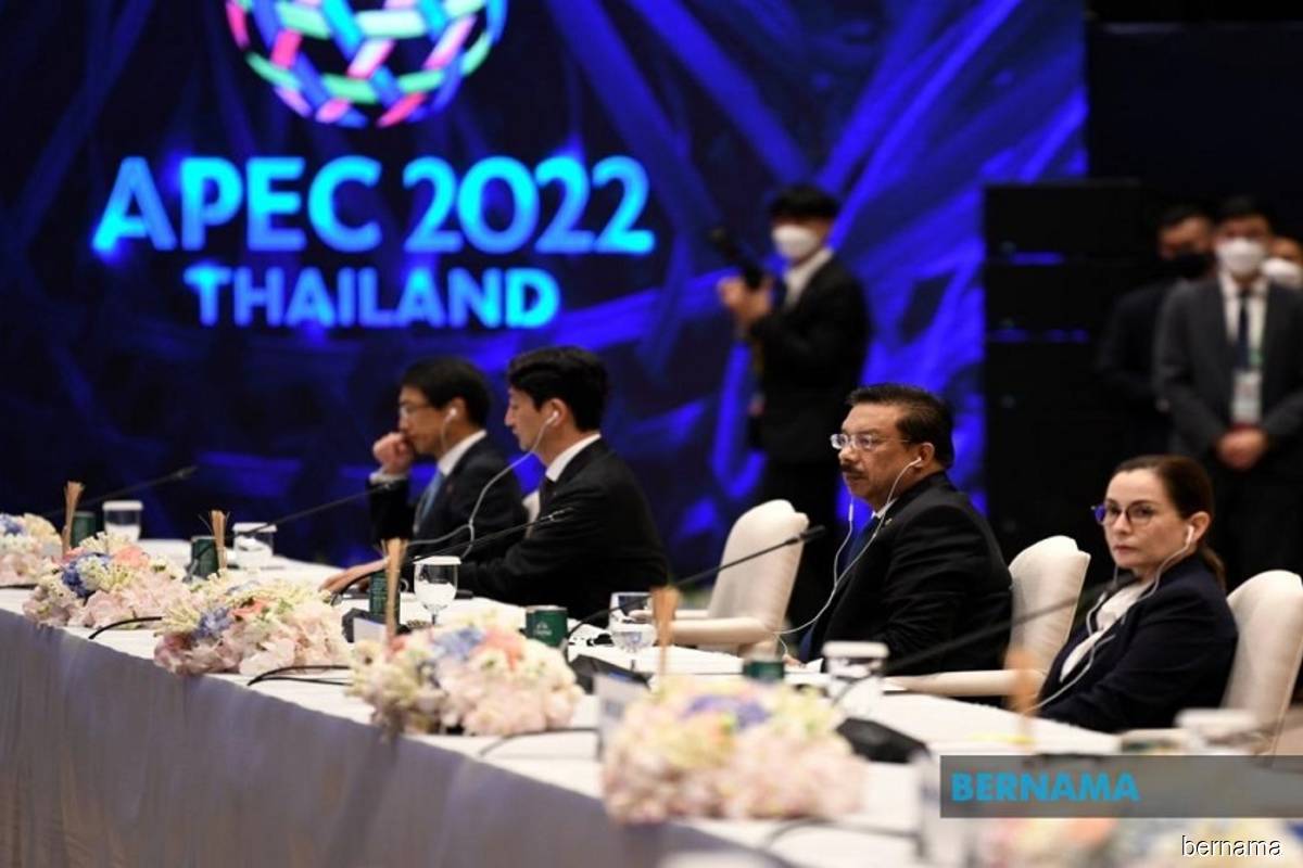 Chief Secretary to the Malaysian Government Tan Sri Mohd Zuki Ali (2nd from right), who is in his capacity as the Special Representative of the Malaysian PM, attends the APEC Leaders’ Informal Dialogue with Guests at the 29th APEC Economic Leaders’ Meeting (AELM), at the Queen Sirikit National Convention Centre in Bangkok, Thailand on Friday, Nov 18, 2022. (Bernamapix)