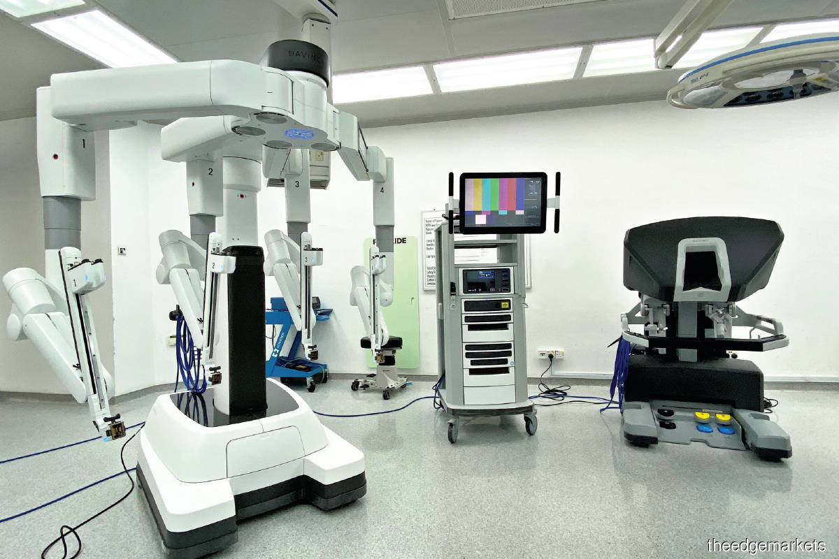 The da Vinci robotic arm performs minimally invasive surgery for better patient outcomes 