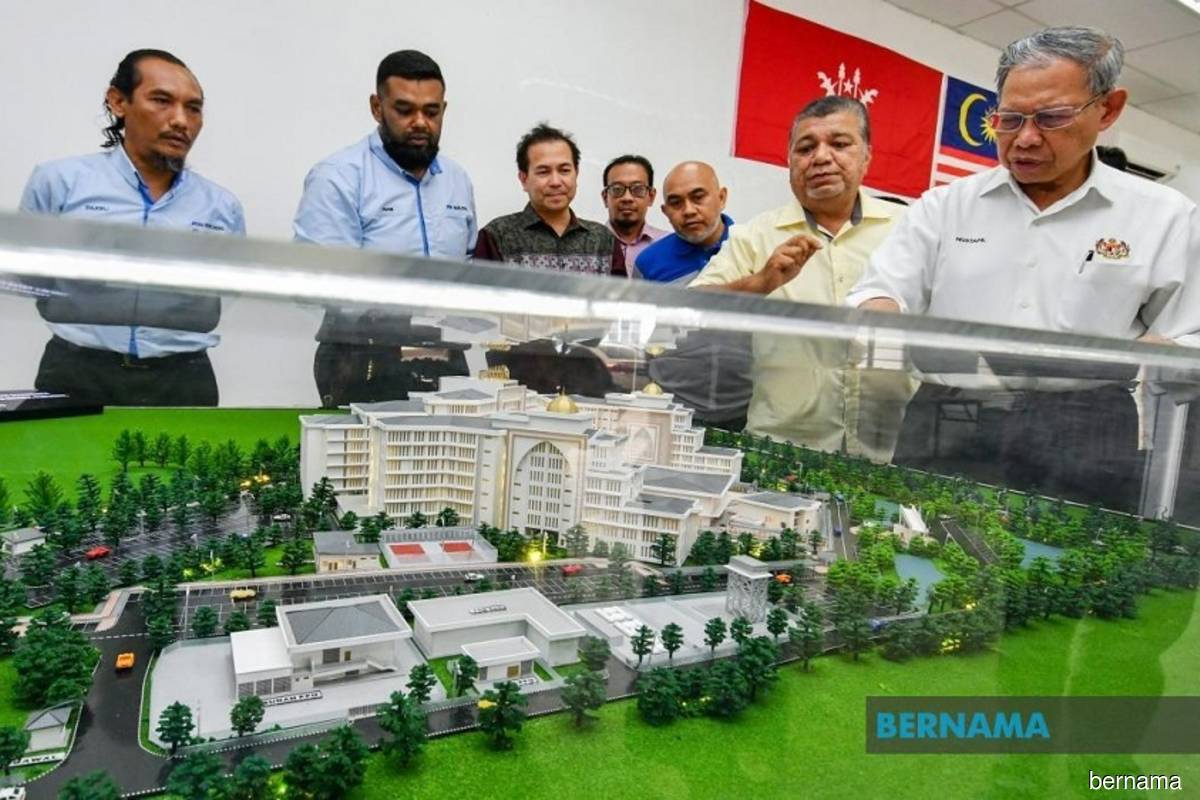 Govt to focus on two sick projects in Kelantan, says Mustapa