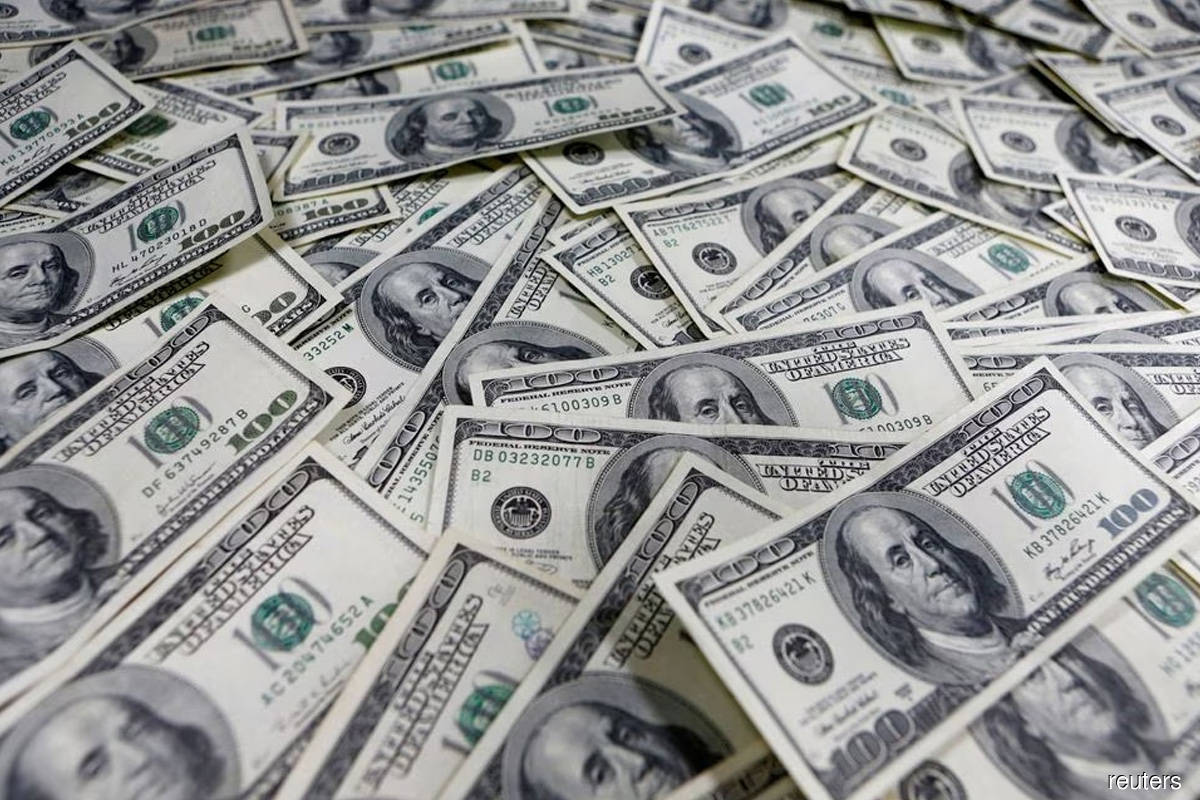 Dollar rally loses steam as traders wait on Fed, data