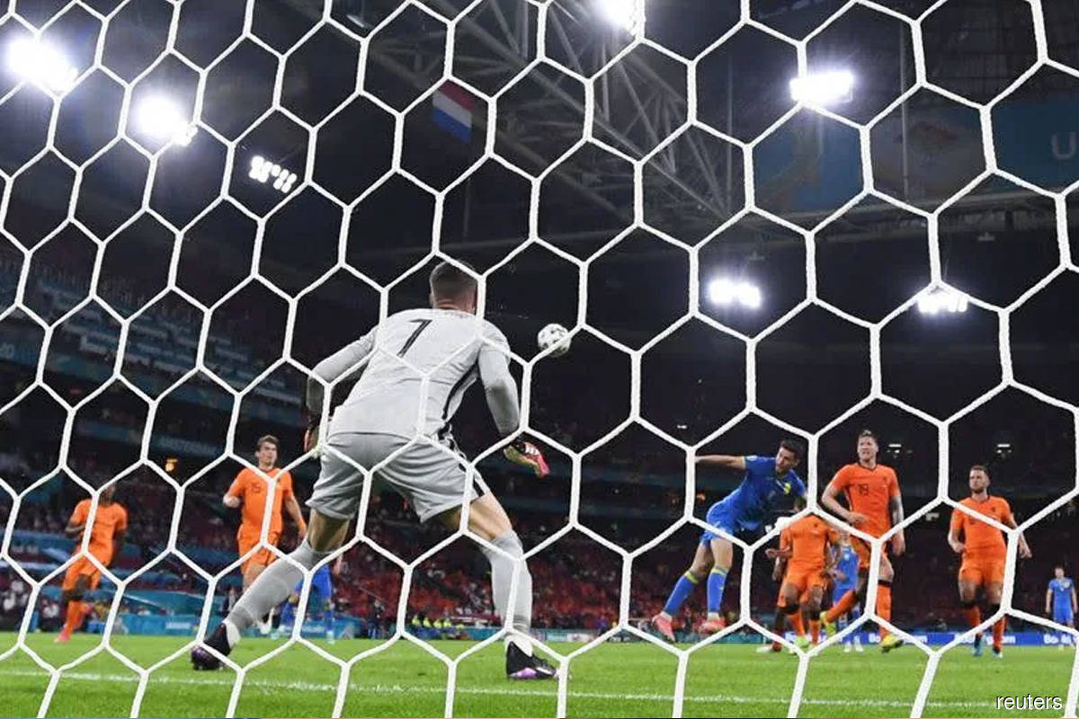 Dominant Dutch must learn from mistakes, says De Boer