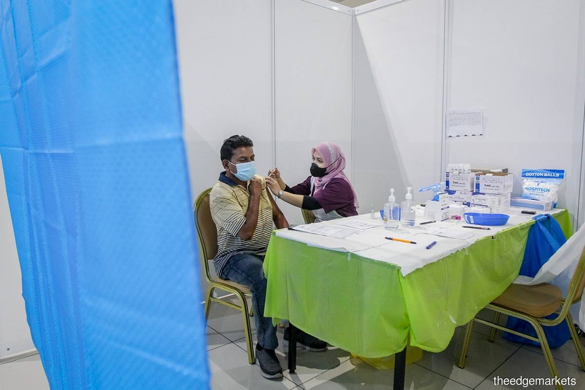 255,384 doses of the vaccine were dispensed on Wednesday (Jan 12), involving 3,170 second shots, 2,016 first jabs and 250,198 booster doses. (Photo by Shahrill Basri/The Edge)