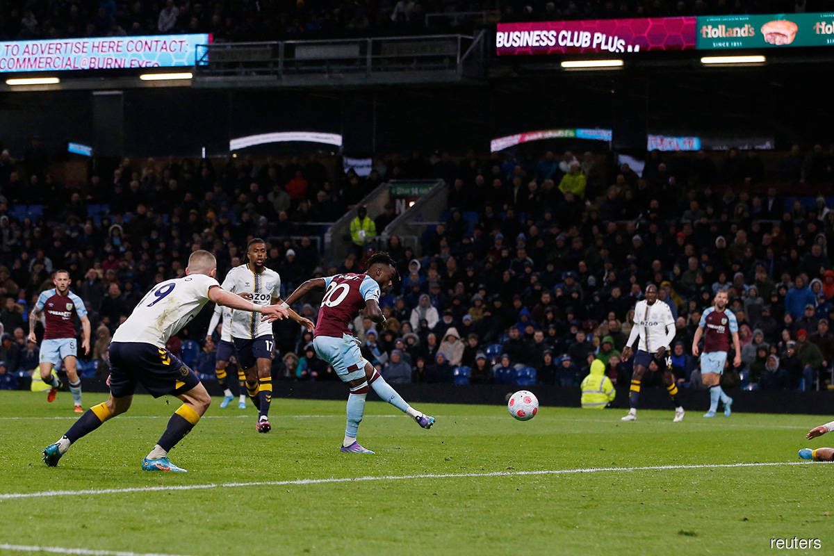Everton stumble deeper into trouble with 3-2 defeat at Burnley