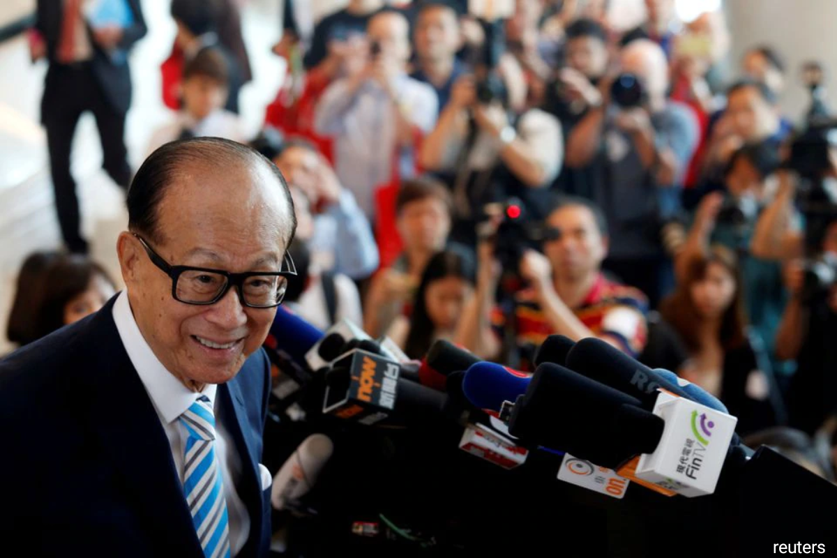 1/2 Hong Kong tycoon Li Ka-shing, chairman of CK Hutchison Holdings, meets journalists as he formally retires after the company's Annual General Meeting in Hong Kong, China May 10, 2018.