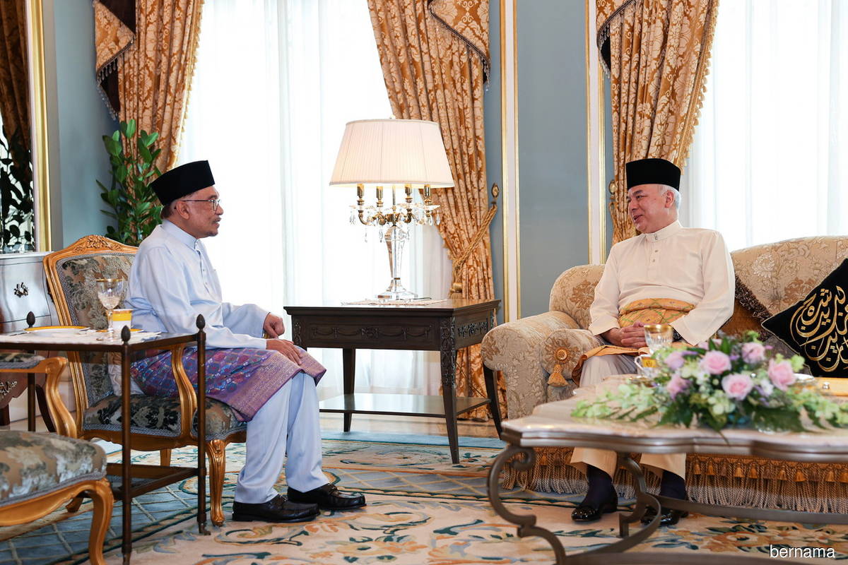 PM Datuk Seri Anwar Ibrahim with Sultan of Perak Sultan Nazrin Shah at Istana Kinta on Dec 2