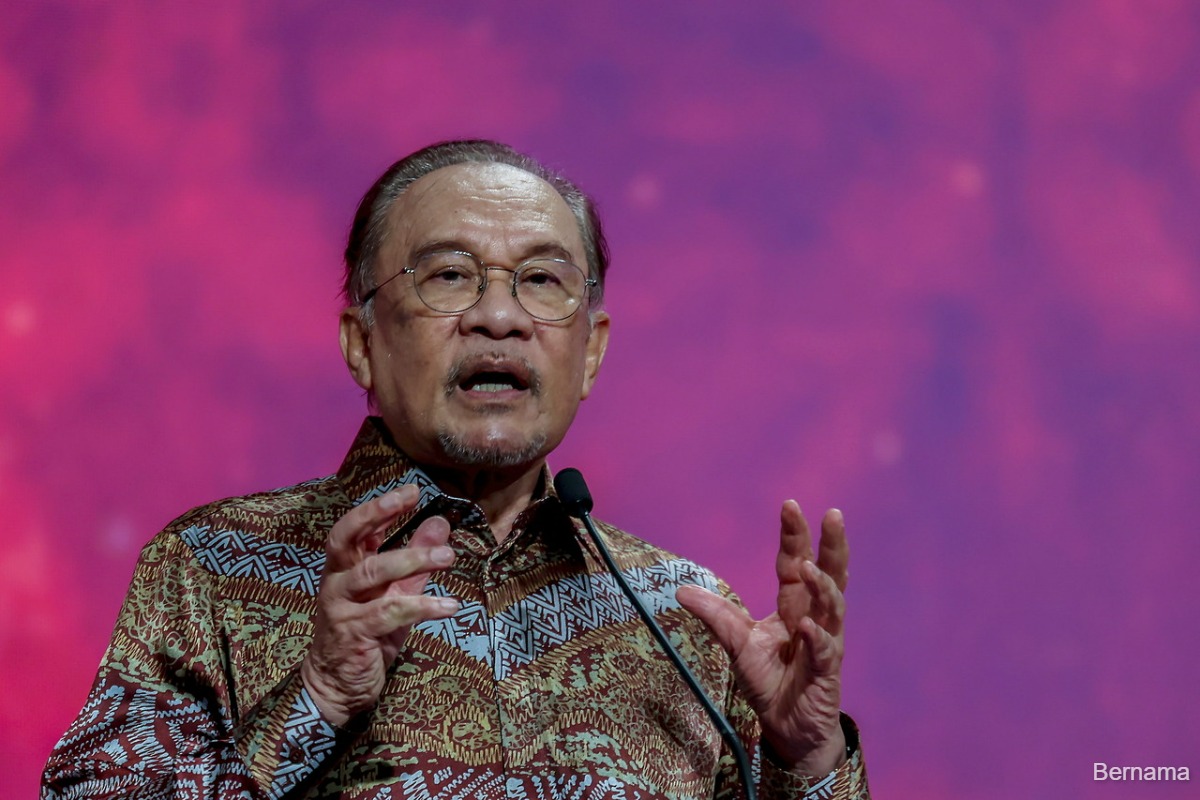 Education Ministry must enhance English proficiency, says Anwar | KLSE ...