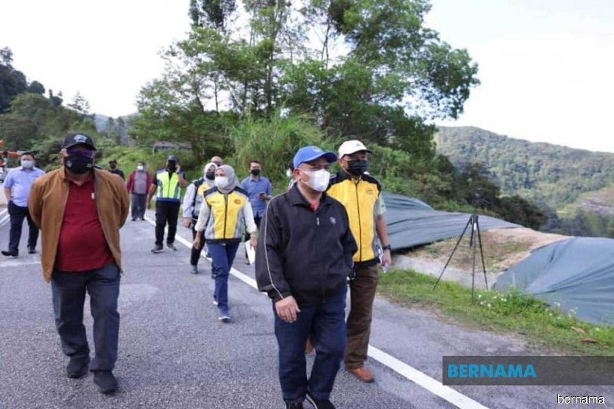 Cracks On Road Could Get Worse If Rains Continue Says Perak Mb The Edge Markets