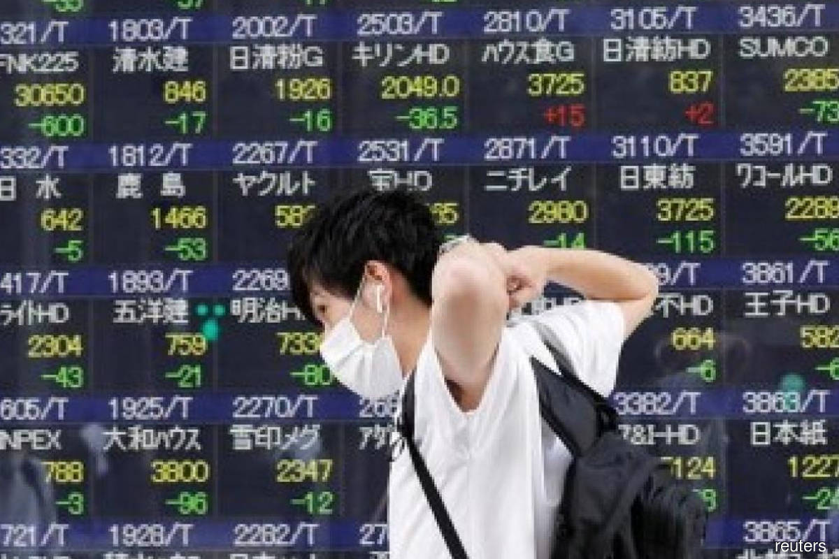 Financials, shippers push Japanese shares higher