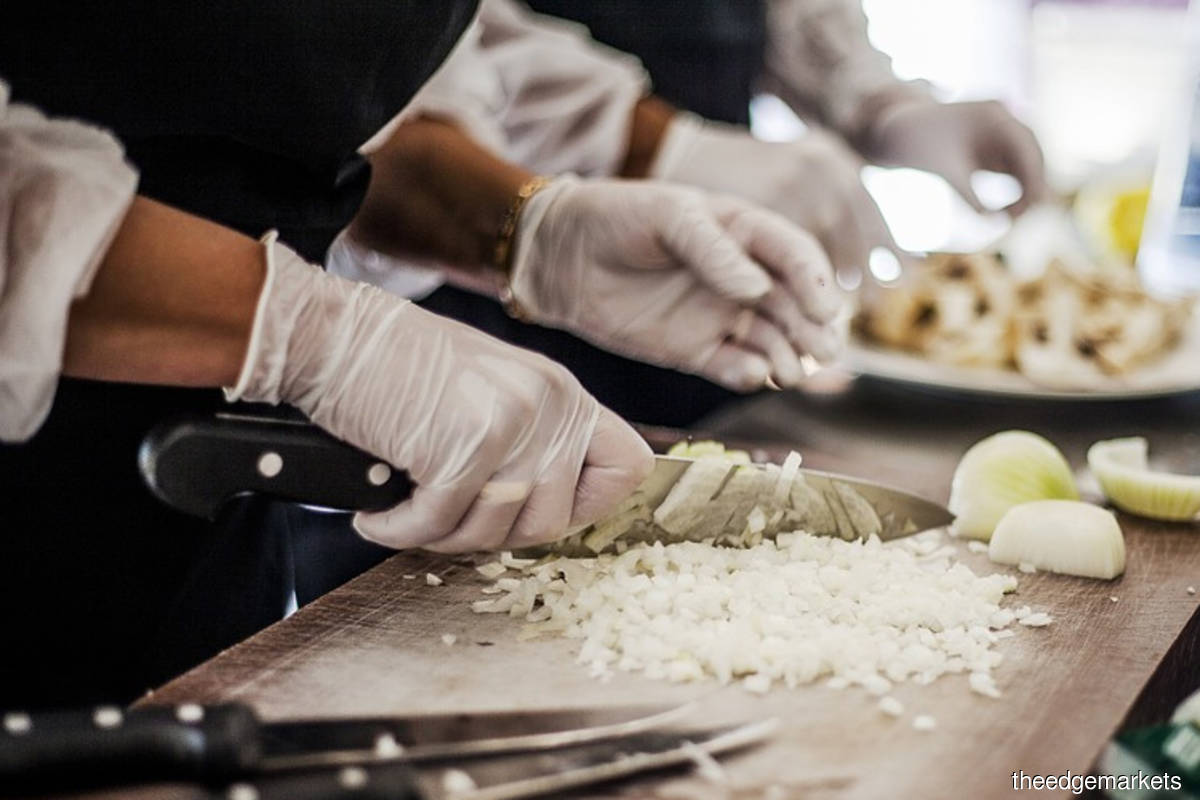 Restaurant staff shortages put drag on Canada jobs recovery