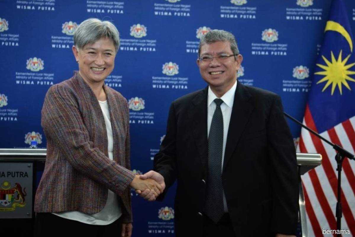 Foreign Minister Datuk Seri Saifuddin Abdullah (right) shakes hands with Australian Foreign Minister Senator Penny Wong after holding a press conference at Wisma Putra on Tuesday, June 28, 2022. (Bernamapix)