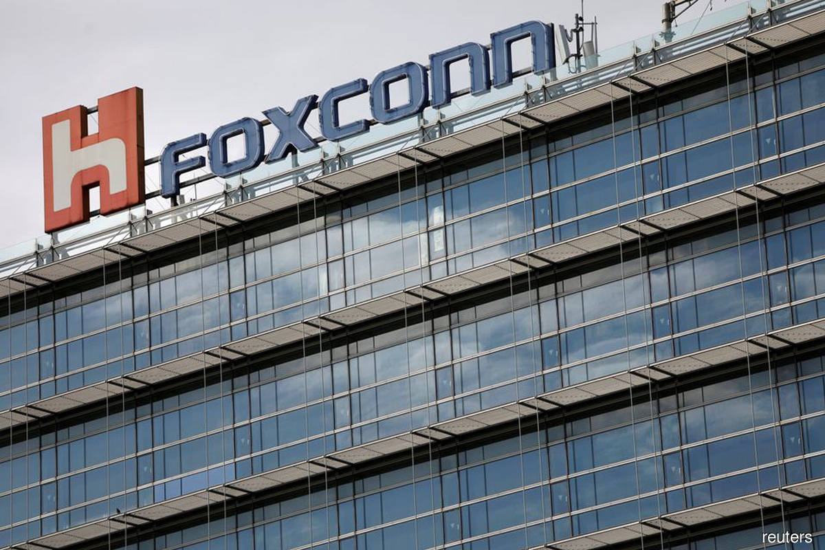 Foxconn offers US$1,800 bonus to workers who stay in iPhone City