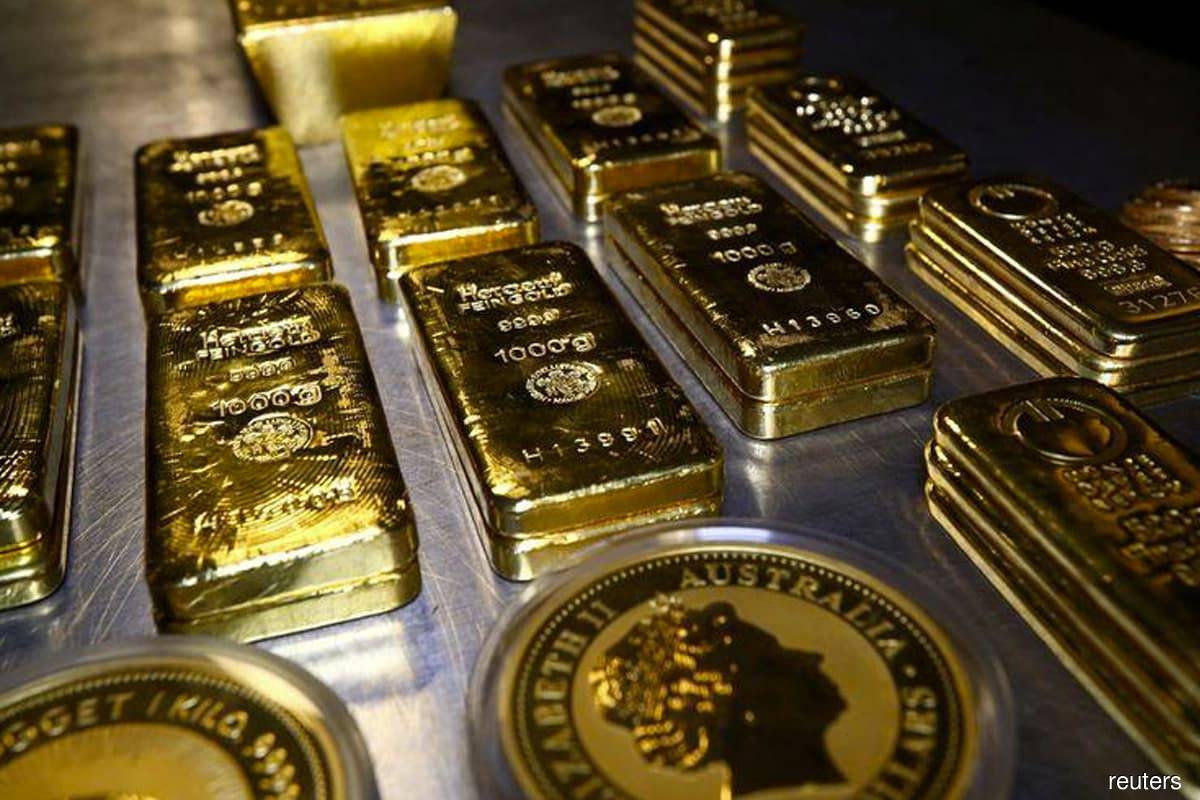 Gold set for third weekly gain as US bond yields, dollar tumble