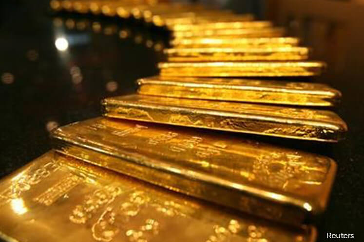 Gold hits 1-month high after Trump doubts knock US dollar, stocks