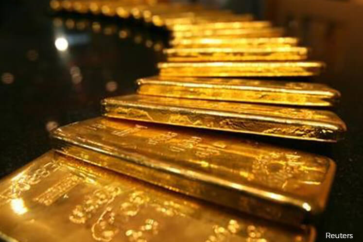 Gold set for best quarter in a year on political uncertainty