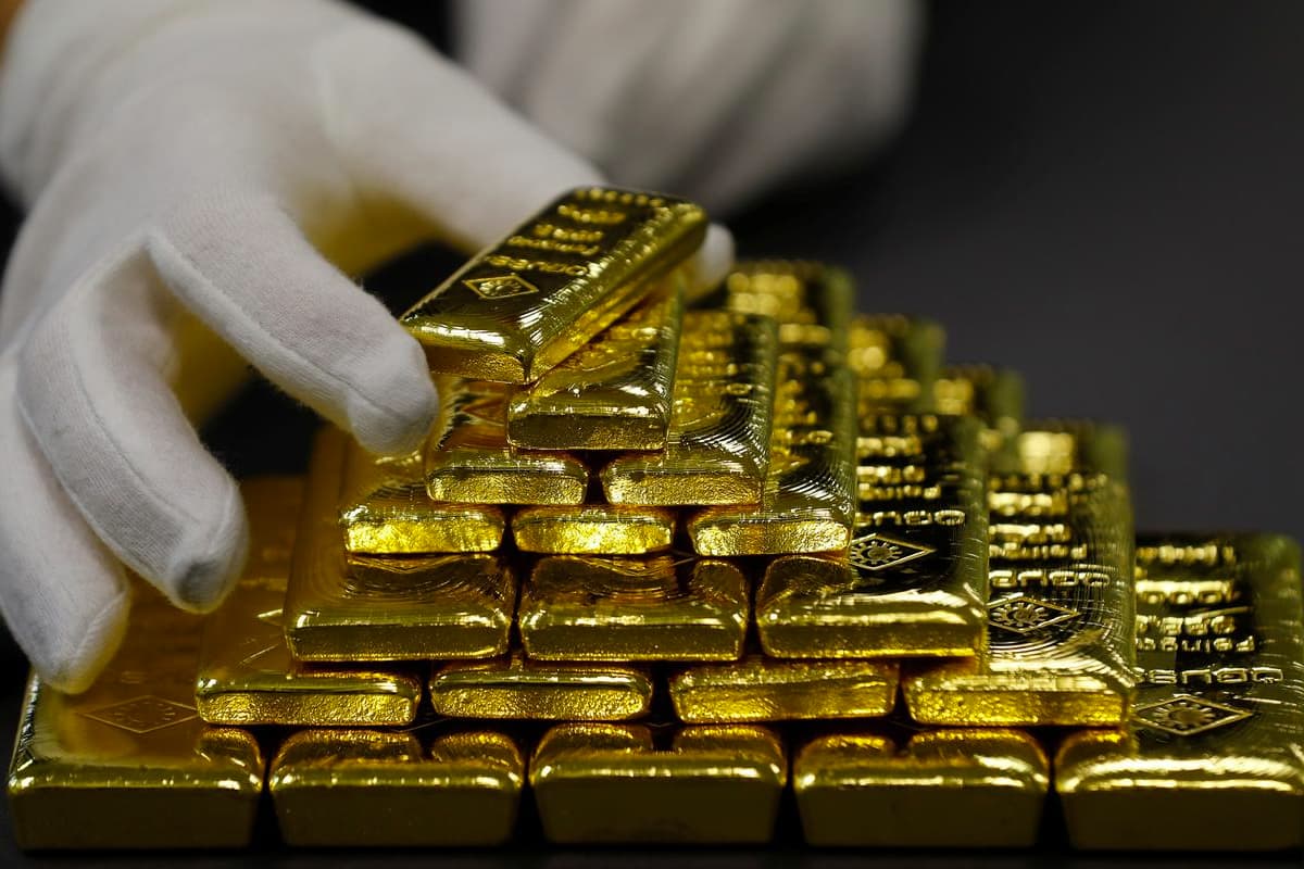 Gold gains on dollar-rally pause, slowdown fears