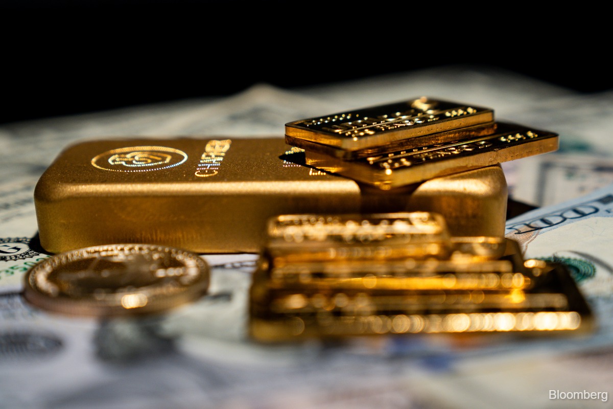 Gold retreats in sudden selloff after breaking through US$5,500