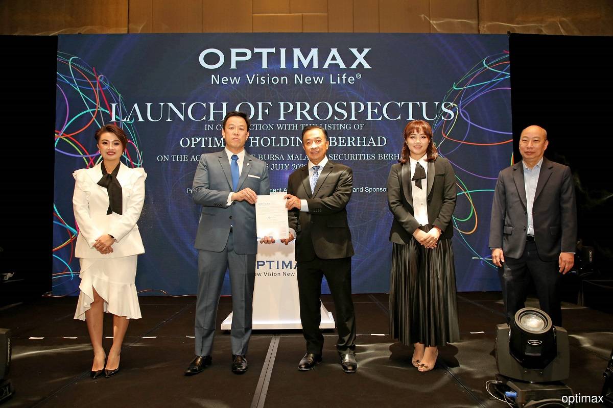 (From left): Optimax non-independent executive director and CEO Sandy Tan, Affin Hwang Investment Bank Bhd deputy managing director Yip Kit Weng, Optimax non-independent non-executive director Datuk Tan Boon Hock, Optimax CFO Michelle Tan and Optimax senior medical director Dr Stephen Chung.