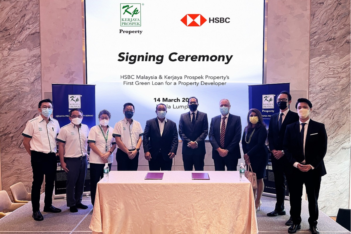 Representatives of Kerjaya Prospek Property and HSBC Malaysia at the signing ceremony for the first green loan for a developer.