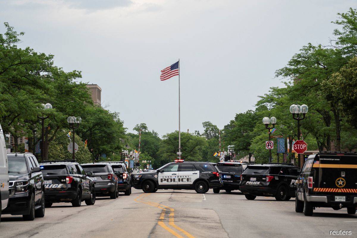 Gunman sought after killing 6 at July 4 parade in Chicago's Highland Park suburb