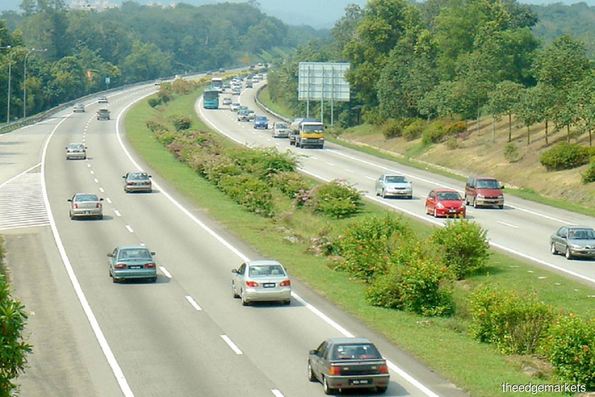 Heavy Peninsular Malaysia east coast-bound traffic at Gombak toll plaza 