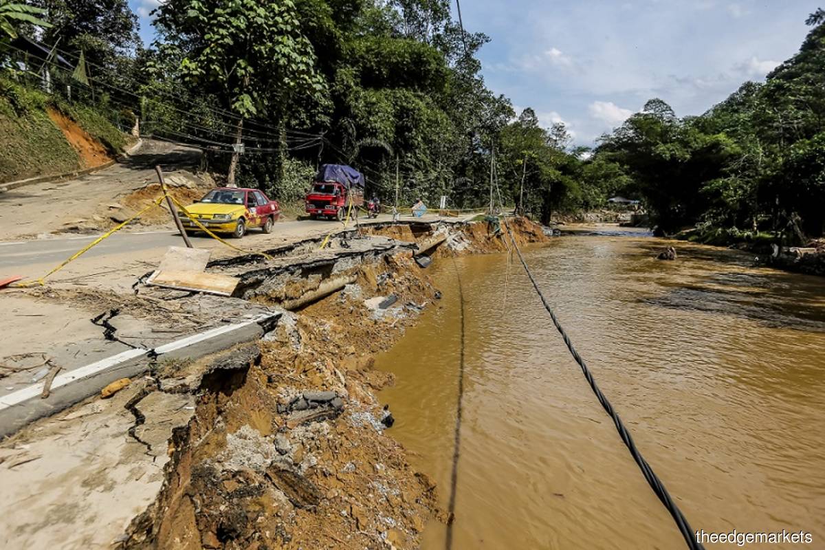 Several Roads In Hulu Langat Closed To Facilitate Post-flood Waste 