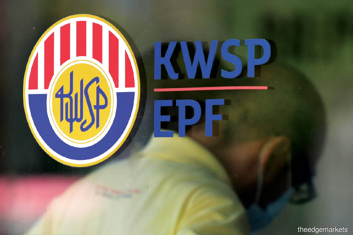 Indications are that at least 393,100 more private-sector wage earners may have emptied their retirement nest eggs after withdrawing less than RM1,000 from their EPF account this month under the i-Citra scheme. (Photo by Suhaimi Yusuf/The Edge)
